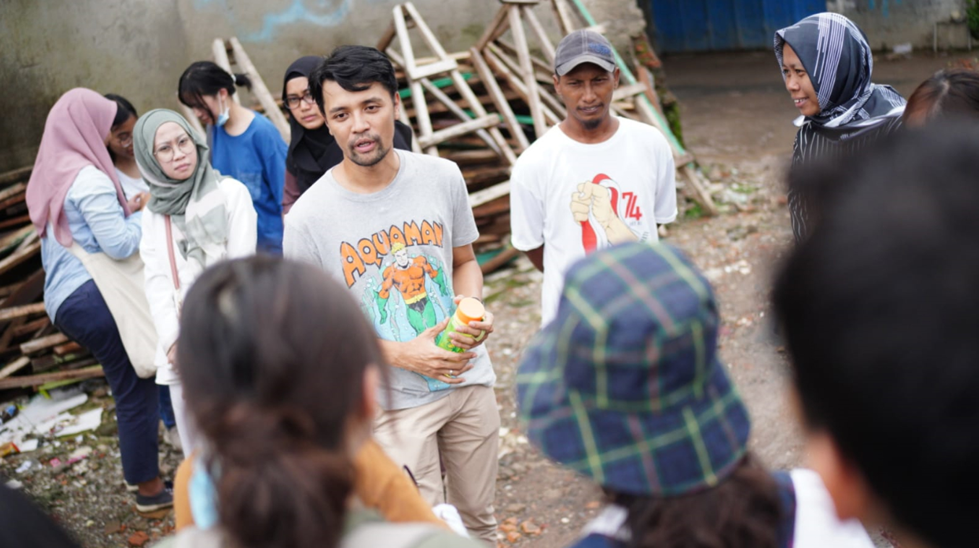 Img 1: Student’s visit to Kampung for introduction and interviews (photo credit; Ervine Lin)